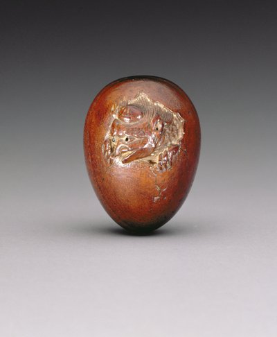 Netsuke que representa un cuervo emergiendo de su huevo, c.1800-20 de Yuzan
